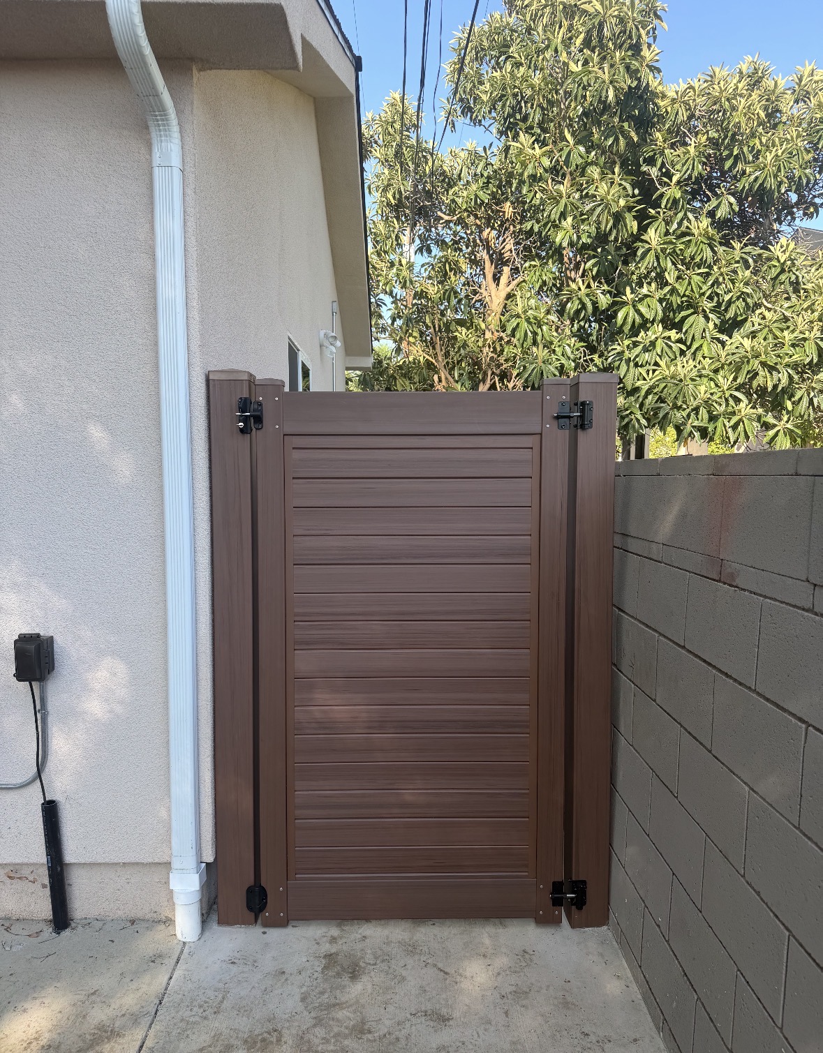 Brown vinyl walk gate with matching side panel